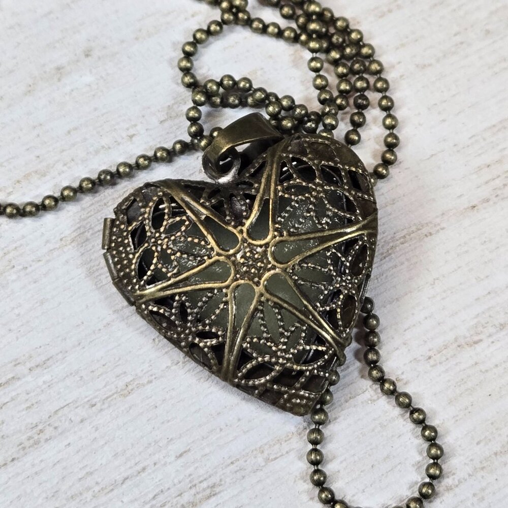 💫 Glow‑in‑the‑Dark Heart Locket • Filigree Pendant • Vintage Style
